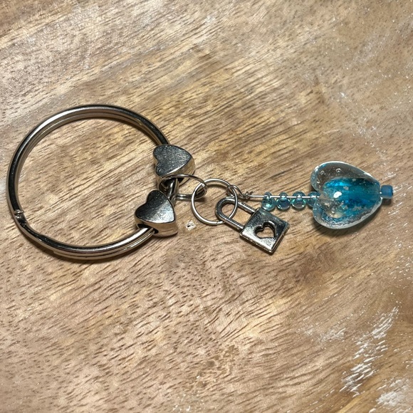 Glow in the Dark Blue Heart Silver Keyring Keychain - Picture 5 of 10